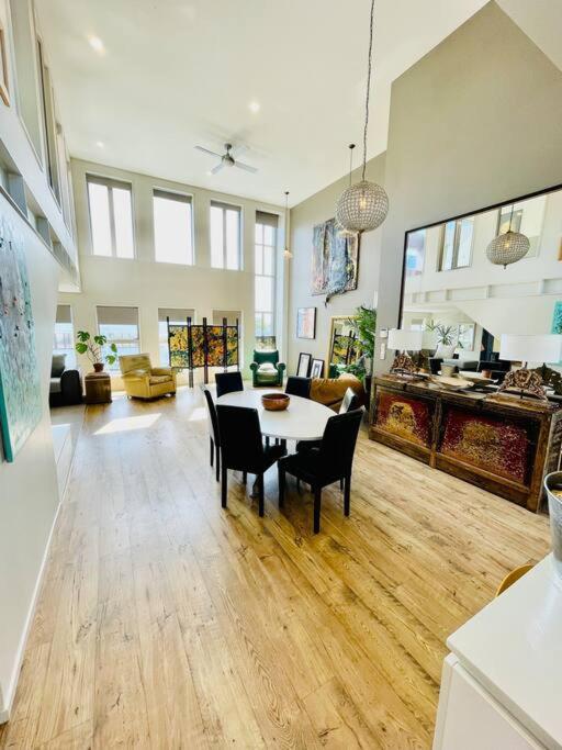 Stunning New York Loft Gallery Christchurch Exterior photo